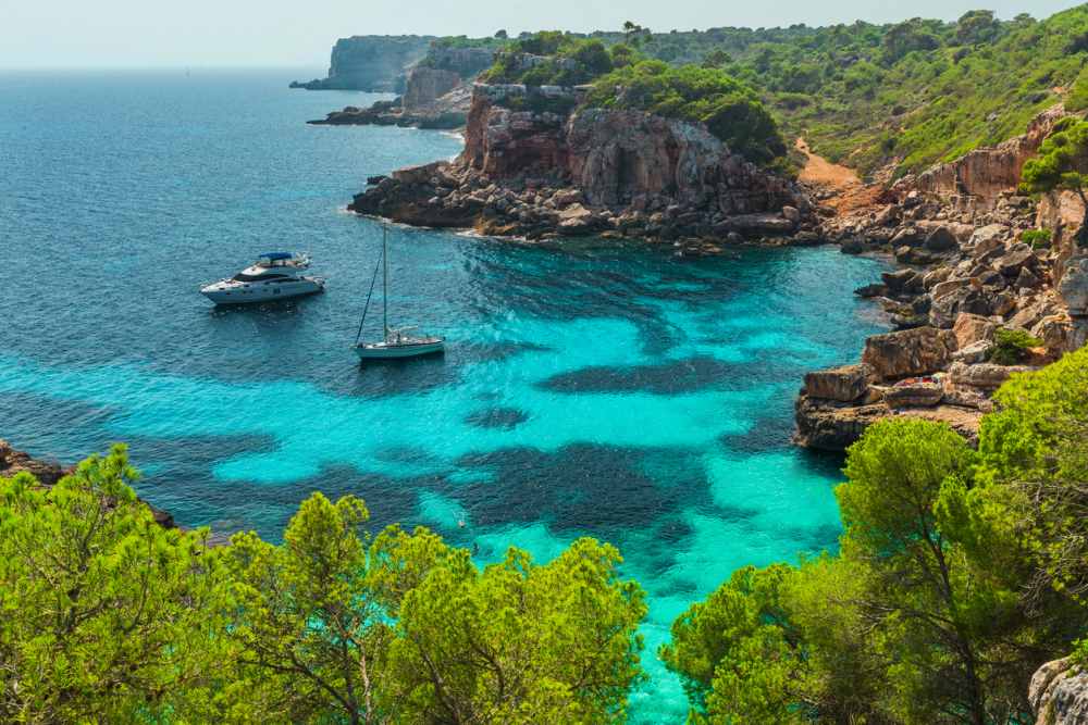 Spanje Mallorca Calo des Moro baai zee boten