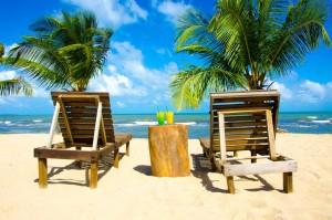 Het tropische strand met ligbedjes op curacao