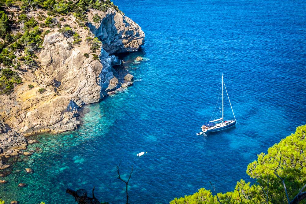 De baai met een boot op Ibiza