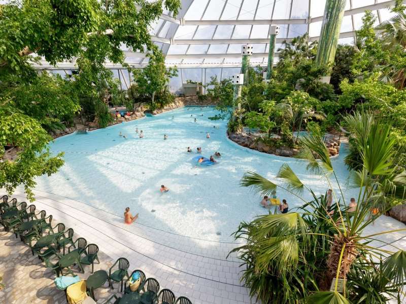 vakantiepark met subtropisch zwembad