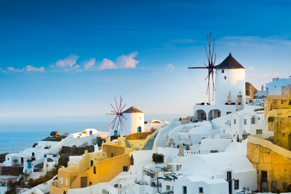 bijzonder mooi grieks eiland met witte huisjes en windmolens
