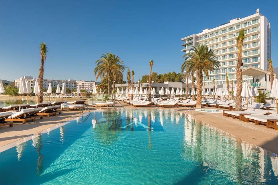 hotel aan het strand op ibiza