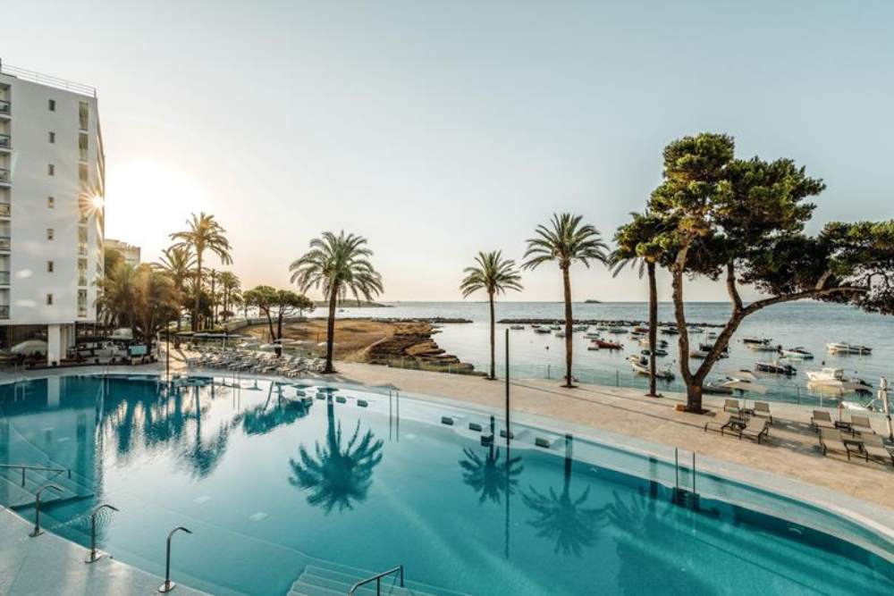 hotel aan het strand op ibiza