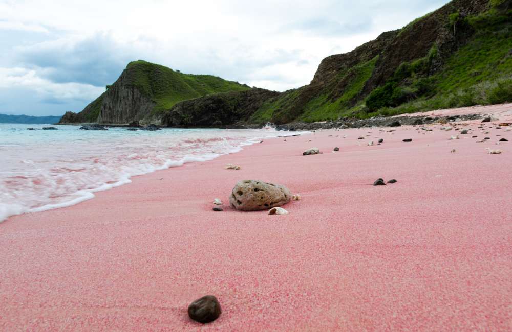 roze strand in indonesie