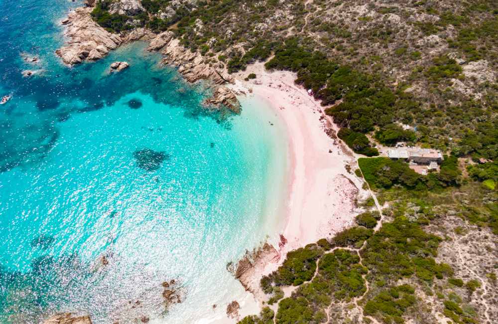 roze strand op sardinie