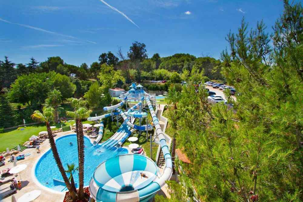 Toffe verschillende glijbanen in een hotel in Spanje