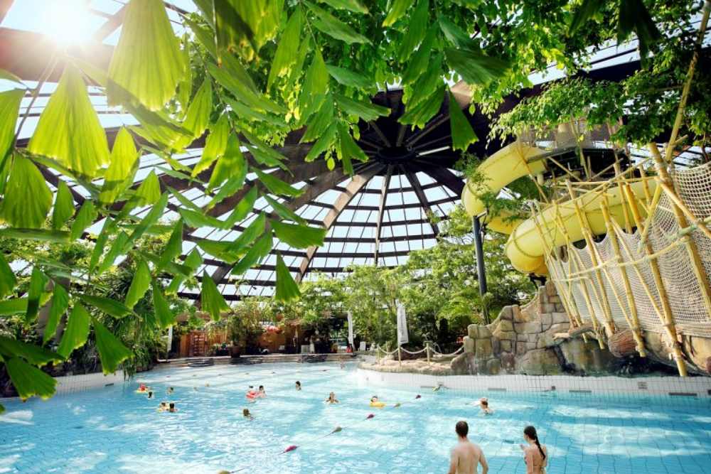 vakantiepark met subtropisch zwembad