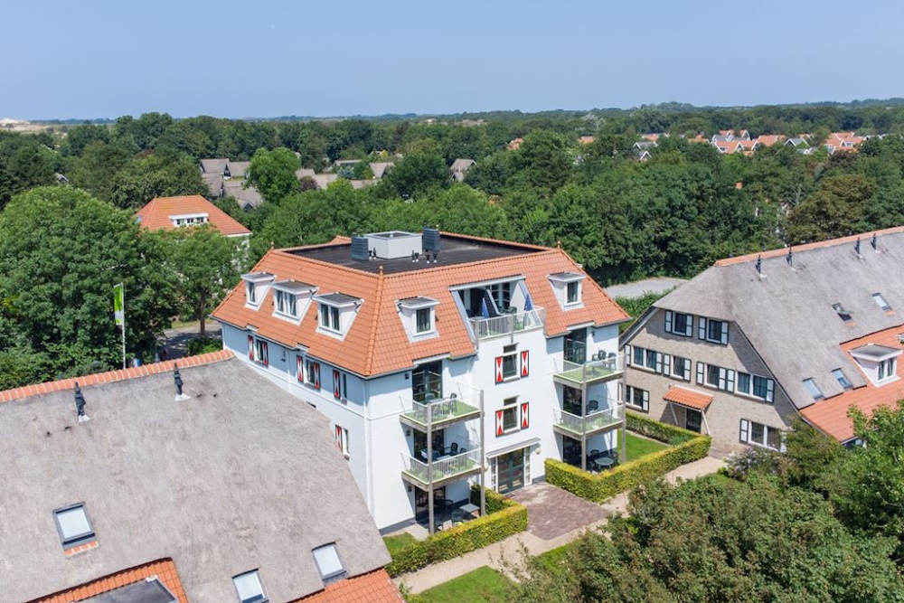 kleinschalige strandhuisjes aan zee