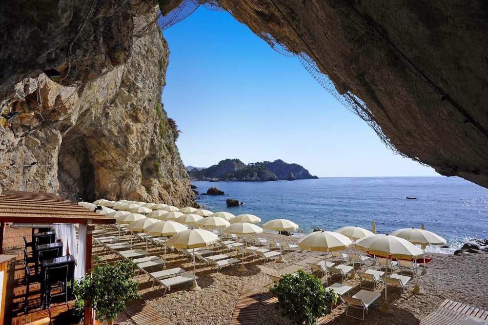 Wat is het mooiste hotel aan het strand op Sicilië?