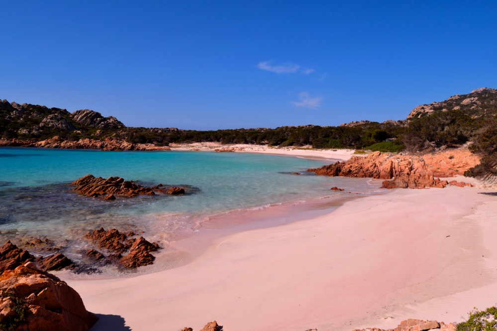 roze strand sardinie italie