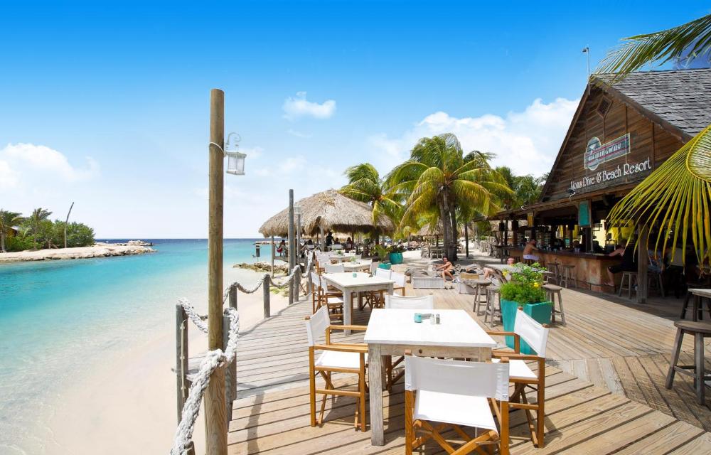 hotels aan mambo beach op curacao