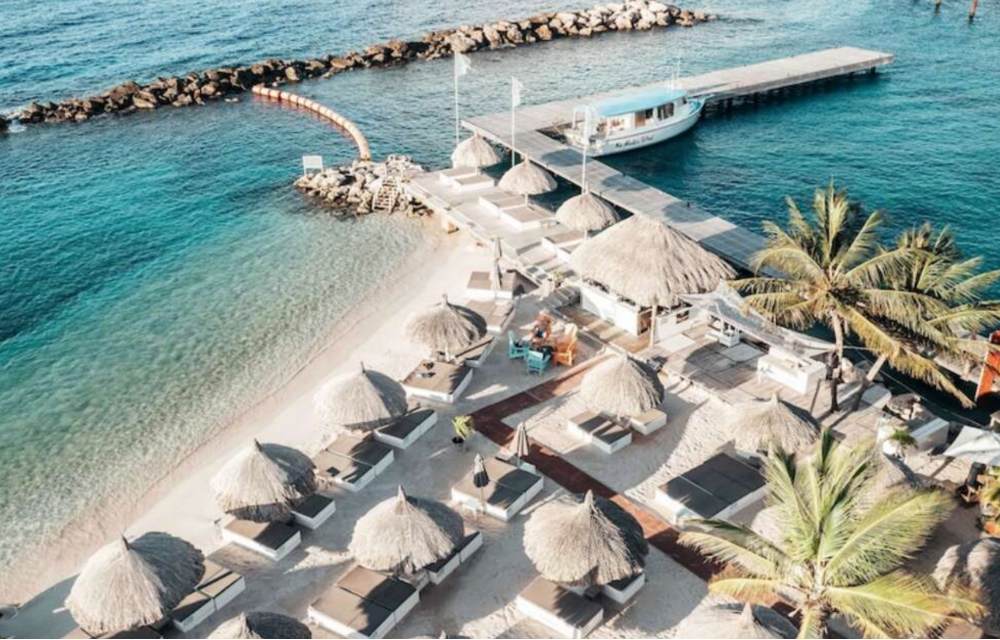 hotels bij mambo beach curacao