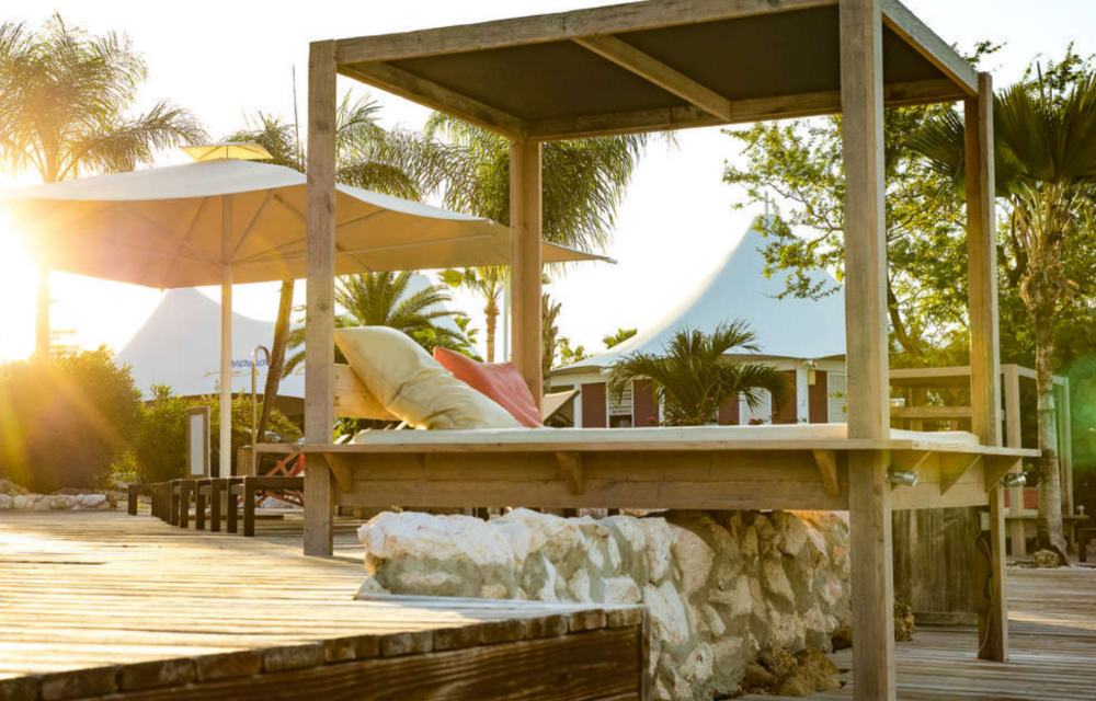 hotel aan mambo beach op curacao
