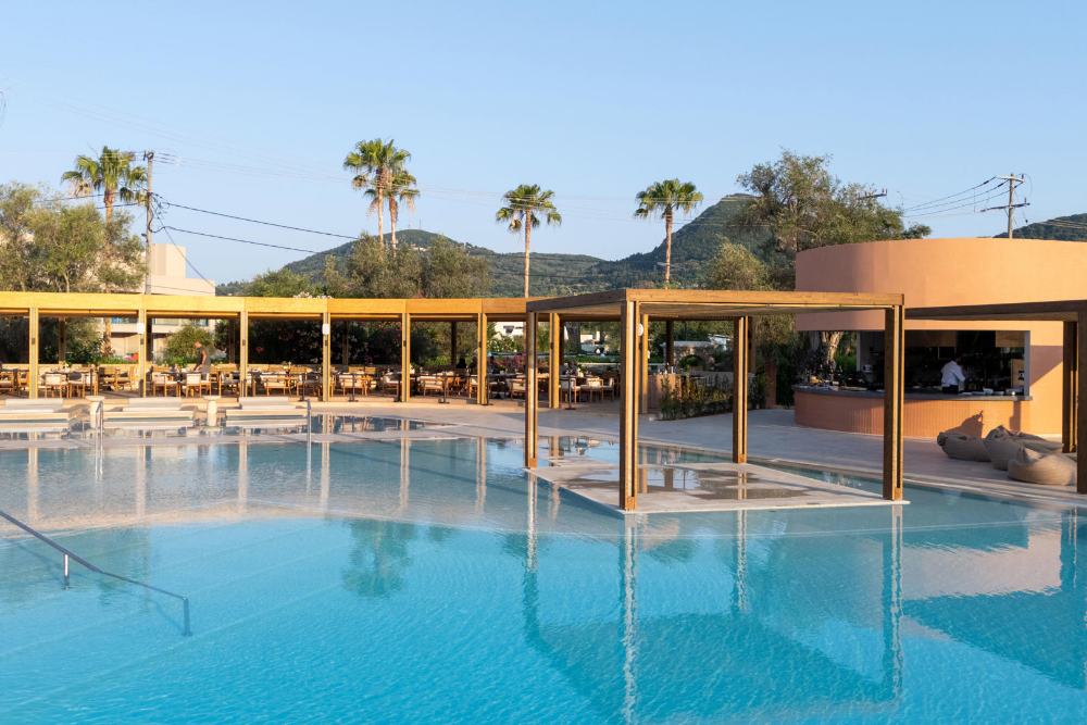 corfu hotel met glijbanen​