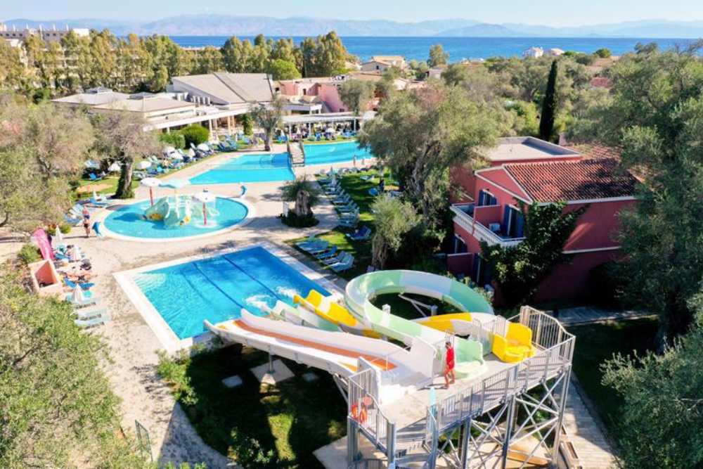 corfu hotel met meerdere glijbanen​