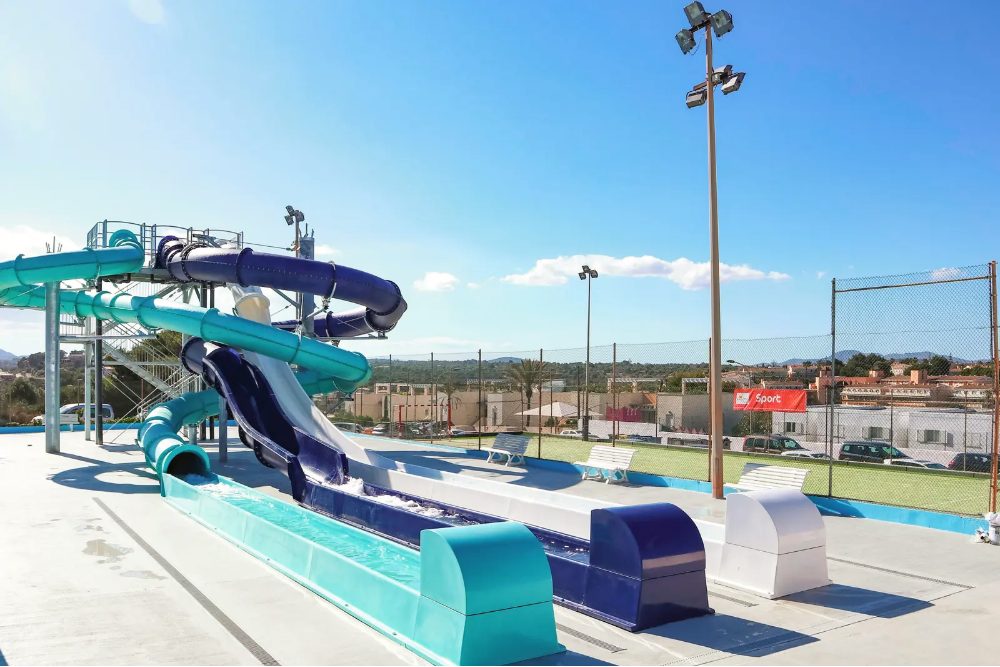 luxe resort spanje met glijbanen