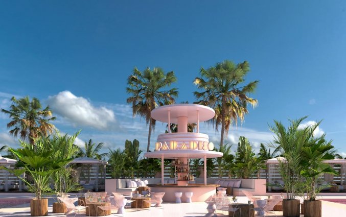 roze hotel Ibiza