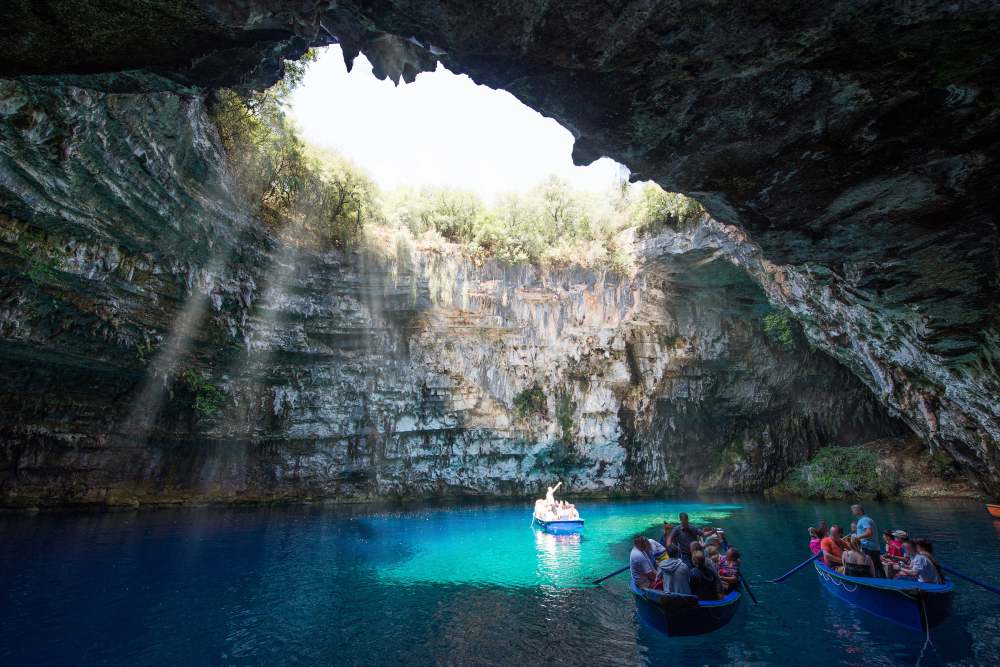 mooiste griekse grot op eiland met licht inval