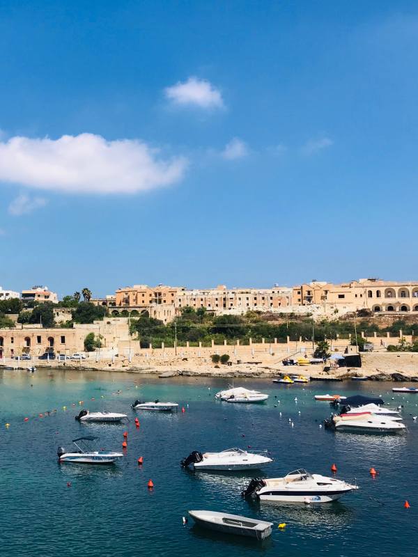 Malta-St-Julians-Uitzicht-Bootjes