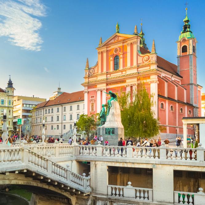 Slovenie-Ljubljana-kerk-plein
