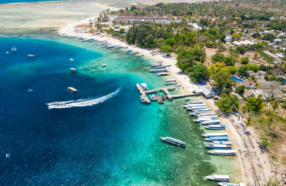 Gili-Air-Luchtfoto-Strand-Zee