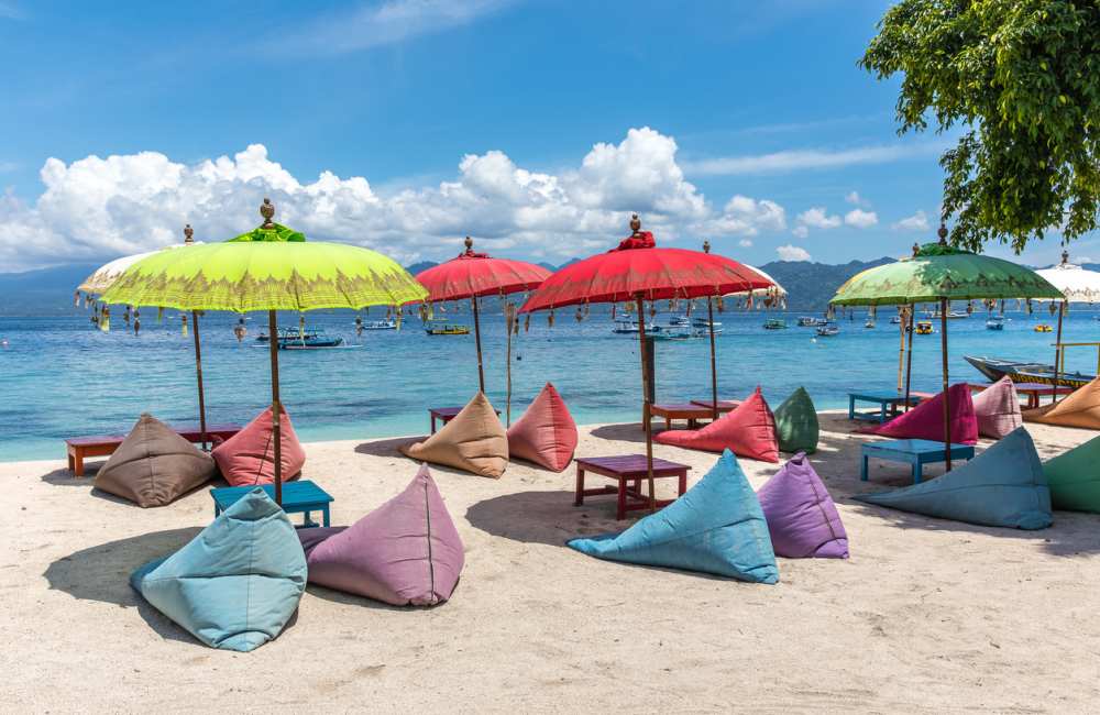 Gili-Trawangan-Kleurrijk-Strand-Parasols-Indonesie