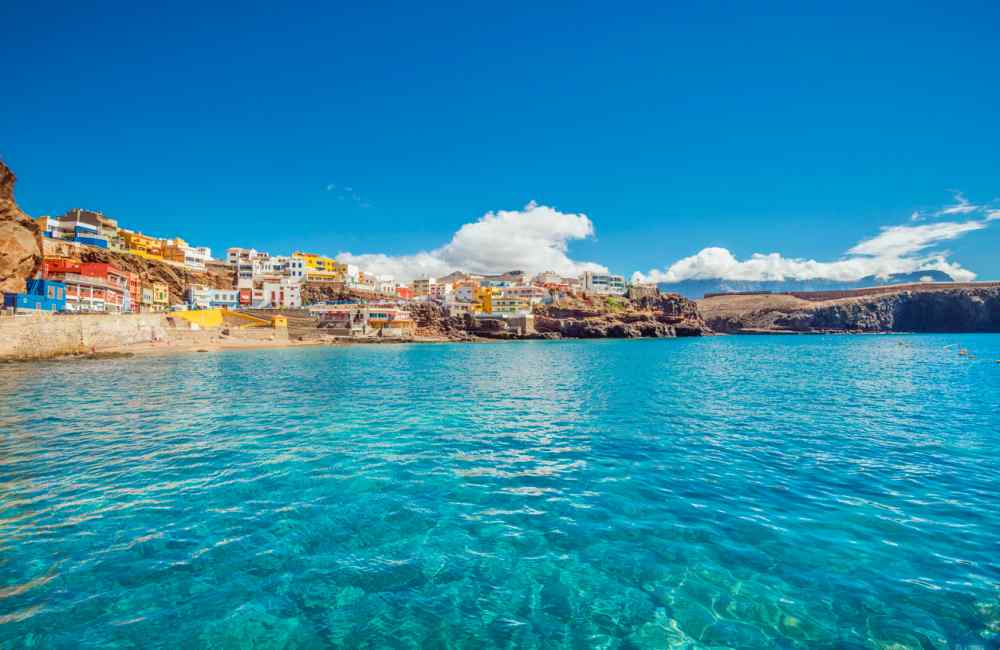 Spanje-Gran-Canaria-kust-zee-strand-gekleurde-huisjes kopie Heldere zee van Gran Canaria voor snorkel- en duikexcursies