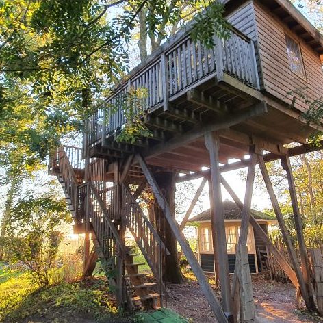 Slapen-in-een-boomhut-friesland-natuurhuisje slapen in een boomhut