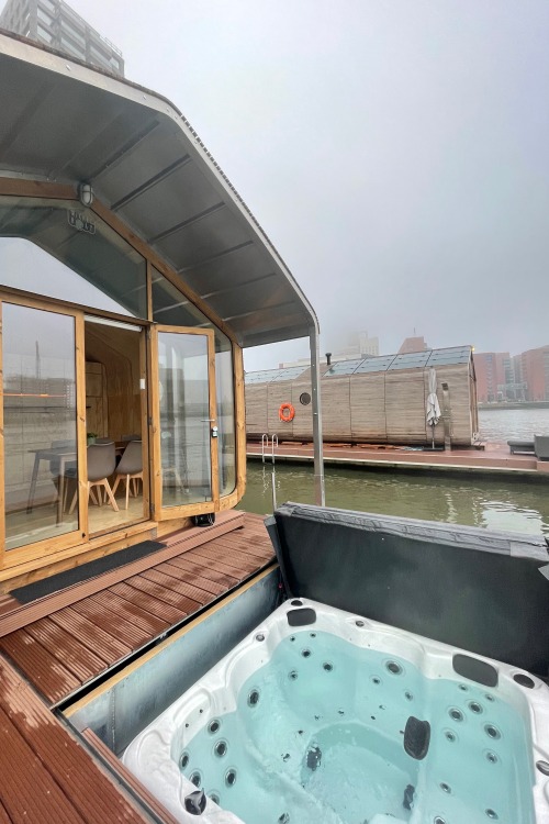 Wikkelboat-Rotterdam-Interieur-Bubbelbad