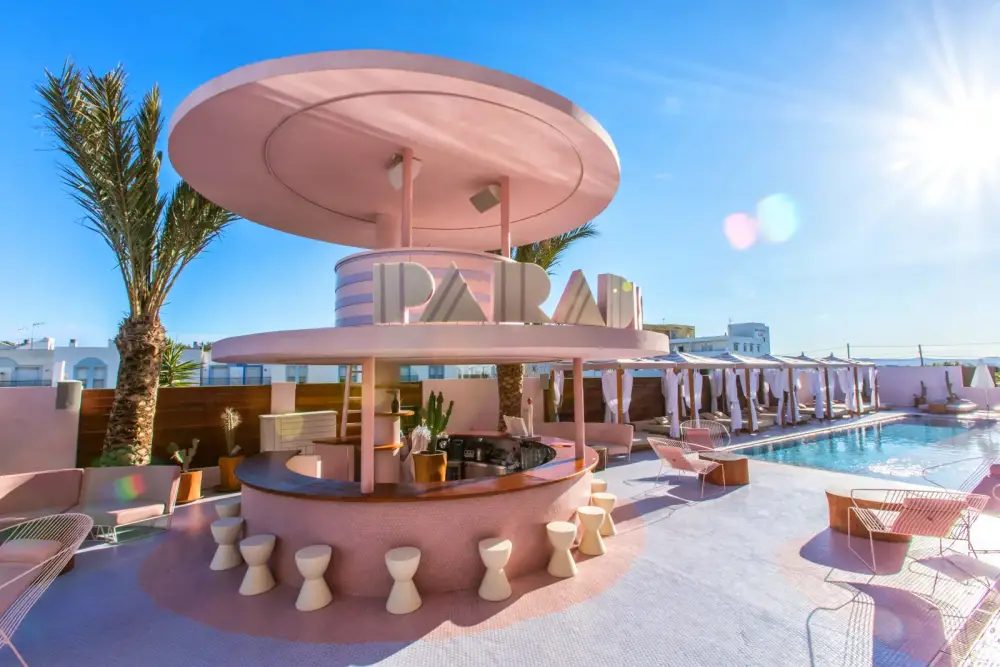Roze hotel op Ibiza