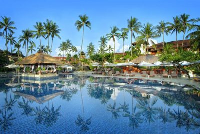 Zwemmen in het zwembad van Nusa Dua Beach Resort op Bali