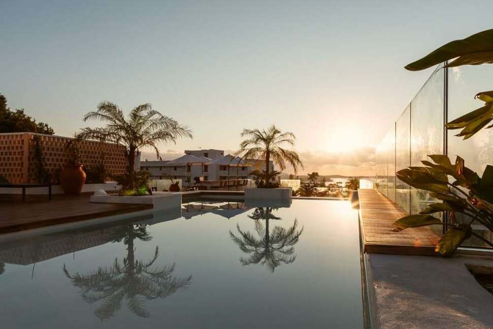 hotel direct aan het zwembad op ibiza