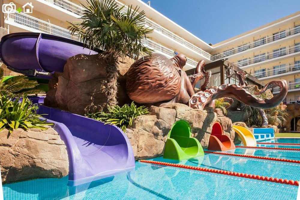 hotel met leuke glijbanen aan de Costa bRava