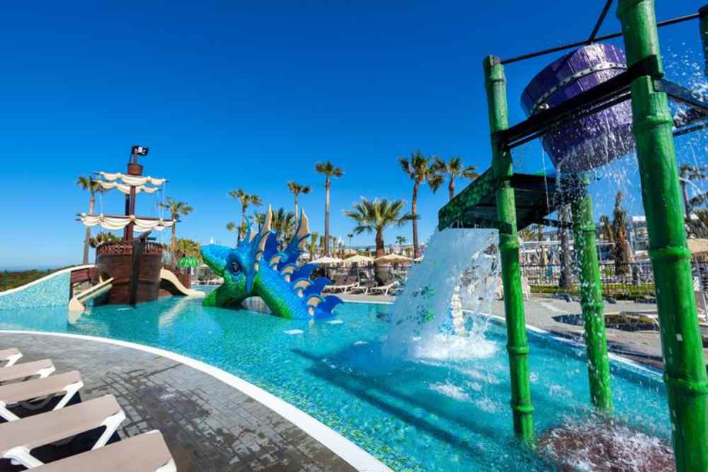 RIU hotel met glijbanen