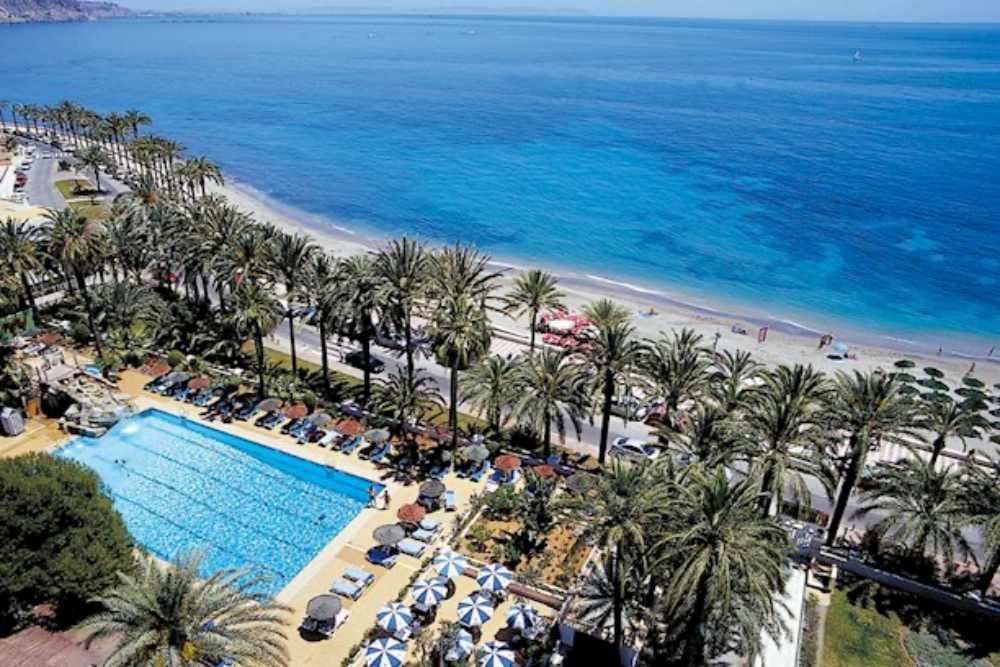 spanje hotel met zwembad en glijbaan