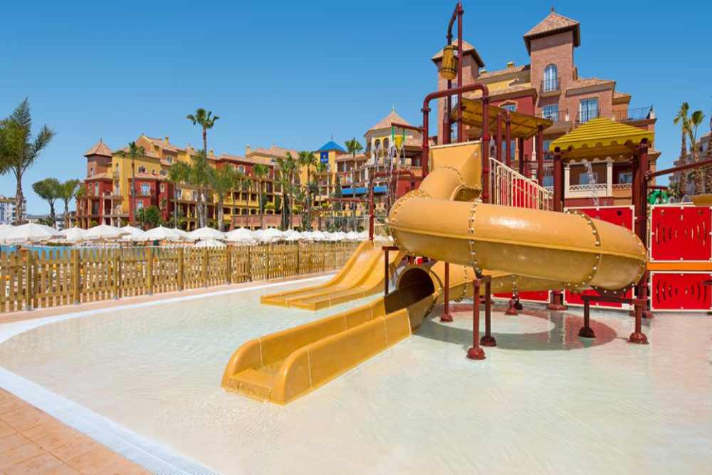 hotel met glijbaan aan de Spaanse kust